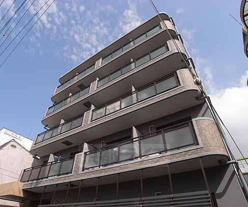 建物外観　京阪藤森駅近くに堂々と建っています。