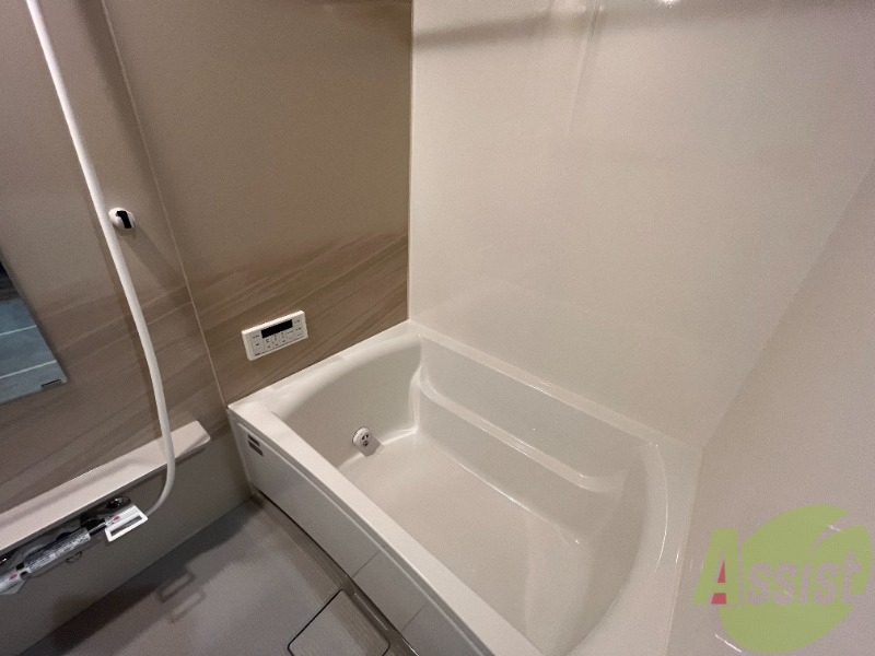 バス・シャワールーム　浴室はこちらになります。くつろげそうですね。