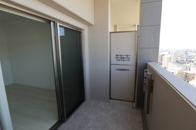バルコニー　別号室のものになります。現状優先。
