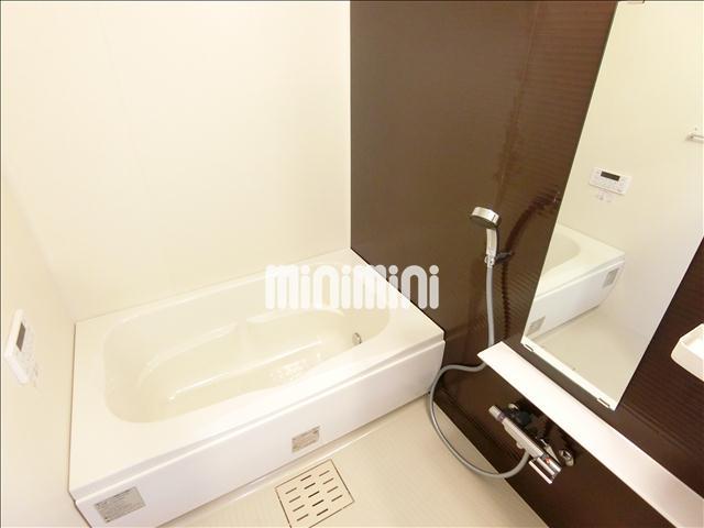 バス・シャワールーム　追い焚き機能と浴室乾燥機付きのお風呂です。