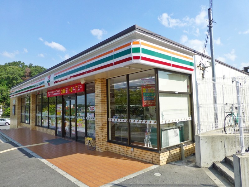 コンビニ　セブンイレブン奈良中登美ケ丘3丁目店（コンビニ）まで427m