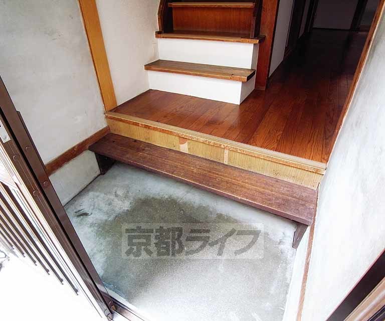 玄関　座って靴がはきやすい段差あり！