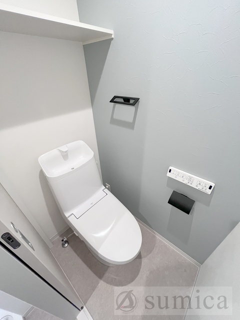 トイレ　人気アイテムの温水洗浄便座。清潔感のあるトイレです。