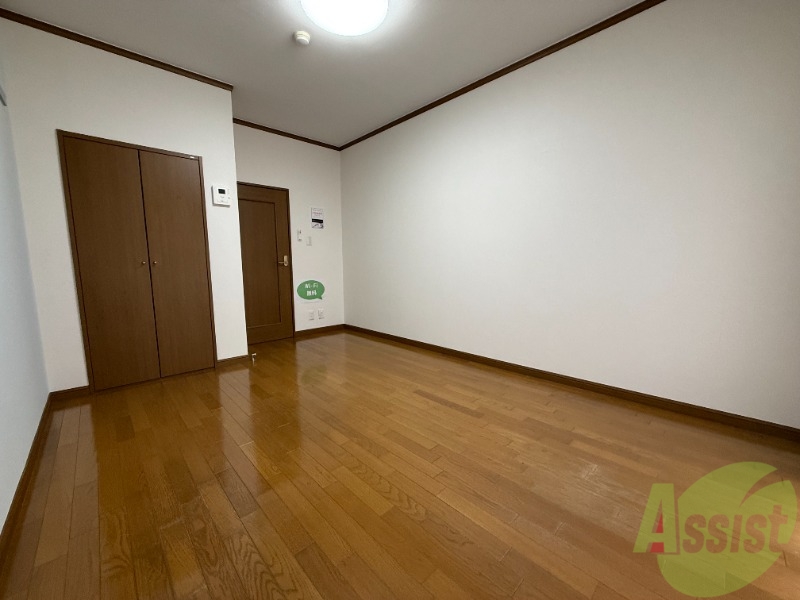 その他部屋・スペース　洋室を別角度から撮影しました。日当たりが良さそうですね。