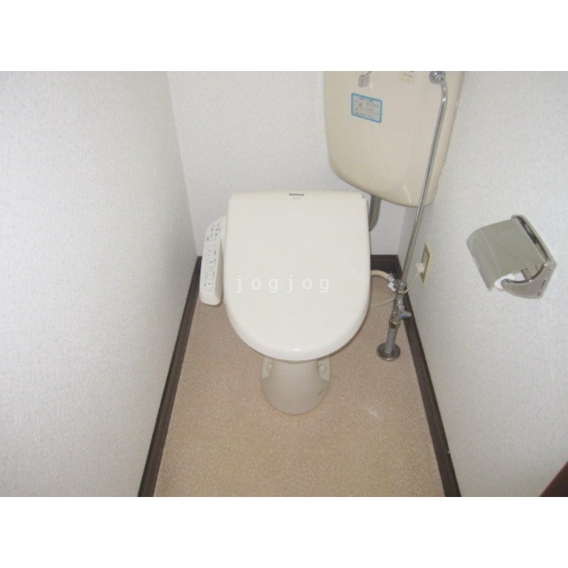 トイレ　嬉しい温水洗浄便座付きのトイレです。