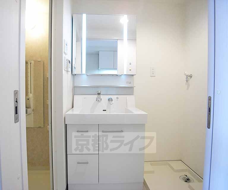 洗面設備　高級感溢れる洗面台