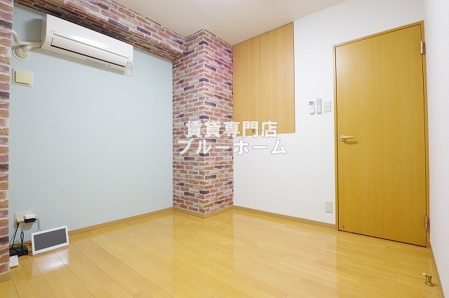その他　玄関すぐ横にある4.5帖の洋室！