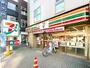 コンビニ　セブンイレブン 新宿大久保駅前店（コンビニ）まで698m