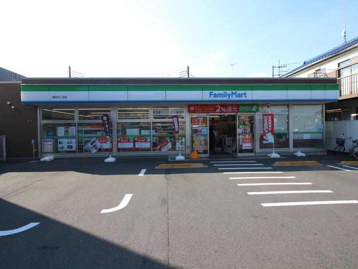 コンビニ　ファミリーマート（コンビニ）まで569m