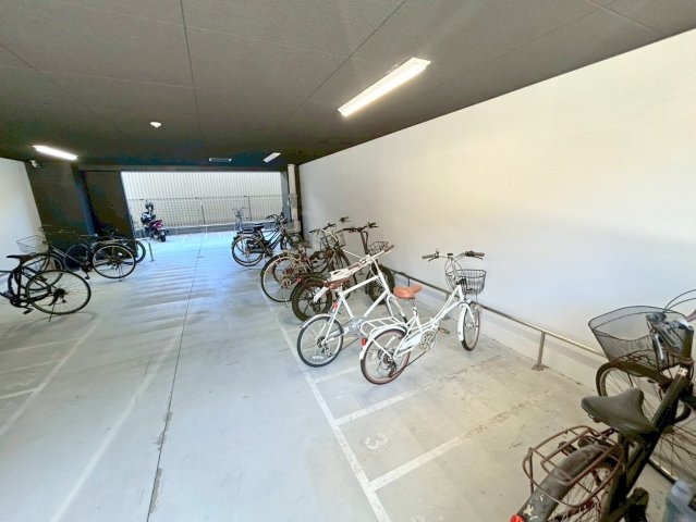 駐車場　敷地内には入居者専用の駐輪スペースもあります。