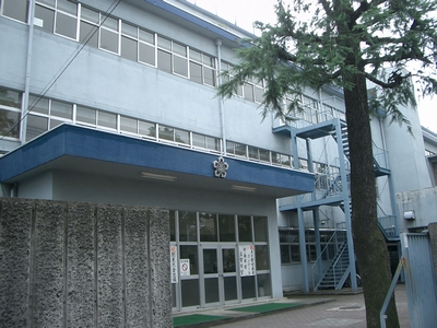 中学校　立川市立立川第三中学校（中学校）まで823m