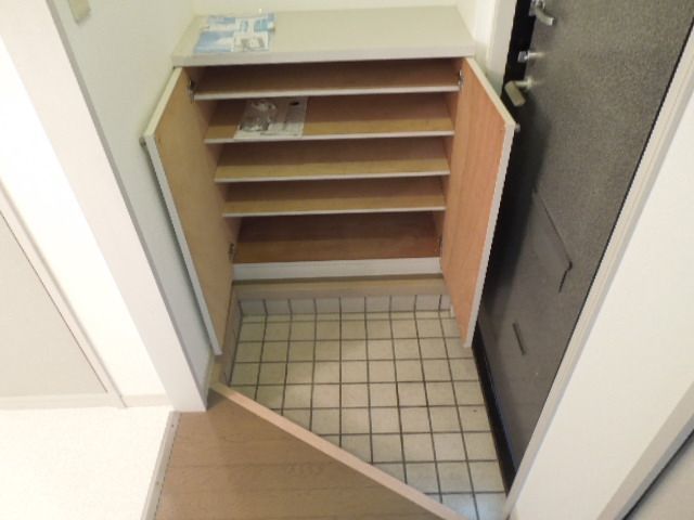 玄関　入居中につき写真は入居前のものです