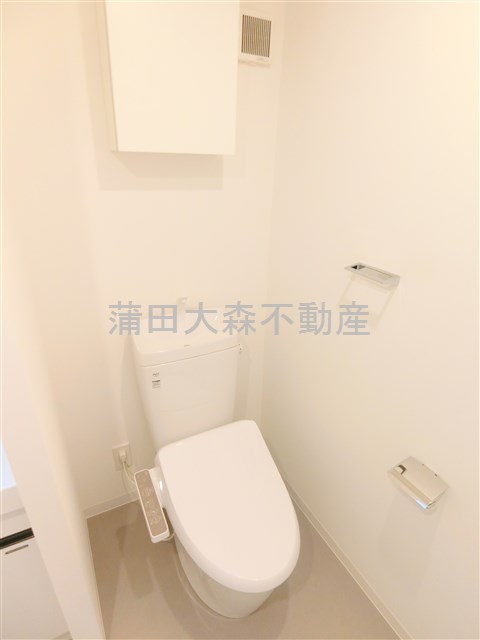 トイレ　棚収納と温水洗浄便座付きのトイレ