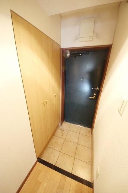 玄関　同物件別部屋写真