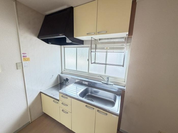 キッチン　上下収納で片付けもラクラク♪窓があるので換気もバッチリ♪