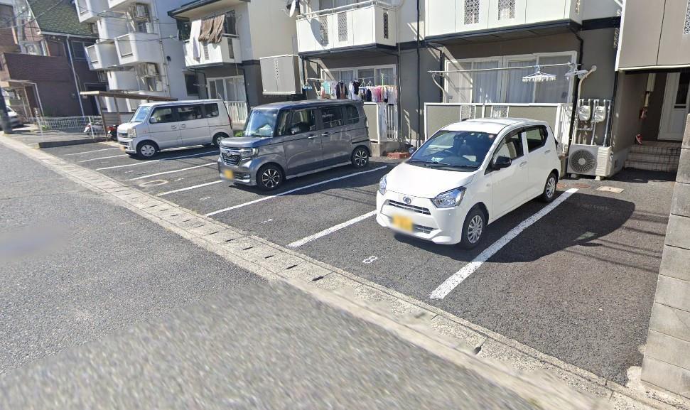 駐車場　しっかりと区画分けされており駐車しやすい平面駐車場です！