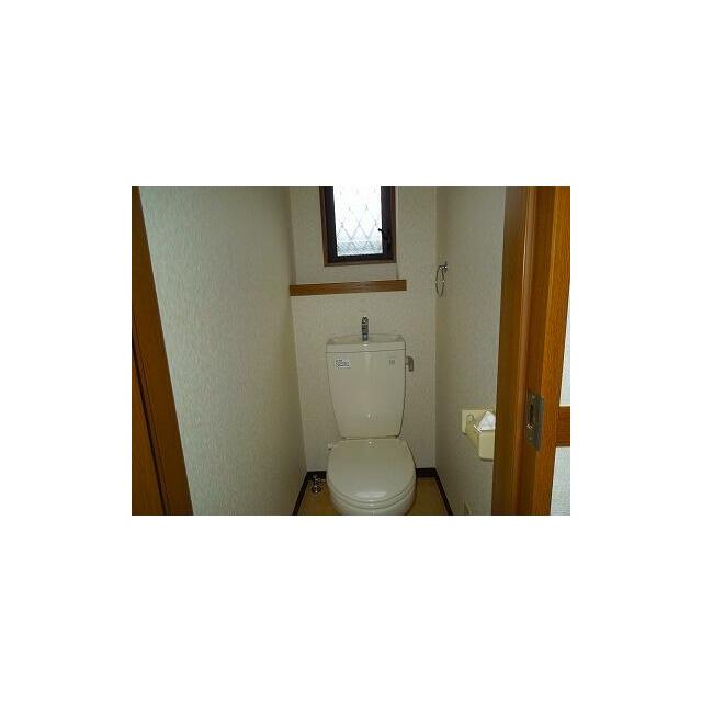 トイレ　便座は暖房便座です。