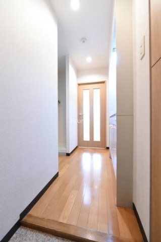 玄関　内見予約受付中、お気軽にお問い合わせください。【0037-6