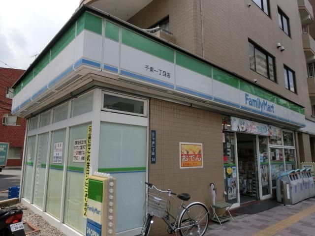 コンビニ　ファミリーマート（コンビニ）まで400m