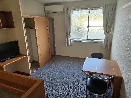 居室・リビング　備品や設備仕様は号室等により異なります現地をご確認下さい。