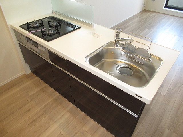 キッチン　対面式の3口ガスコンロシステムキッチンです。