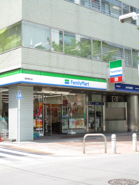 コンビニ　ファミリーマート田町東口店（コンビニ）まで194m