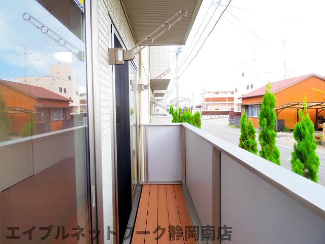 バルコニー　暖かな日差しのふりそそぐバルコニー