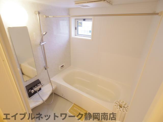バス・シャワールーム　落ち着いた空間のお風呂です