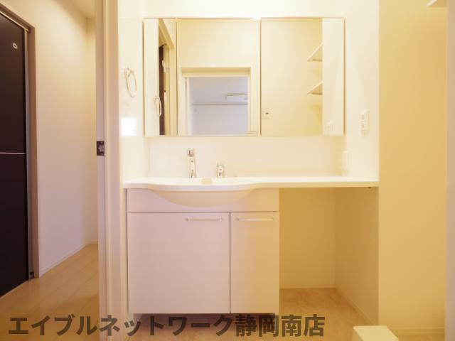 洗面設備　明るい洗面所です