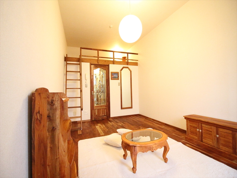 居室・リビング　洋室9.6帖フローリング・無料レンタル家具・エアコン＆照明付