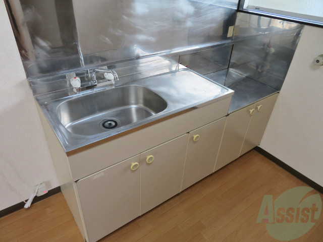 キッチン　十分な大きさのキッチンですね。２口コンロも置けます。