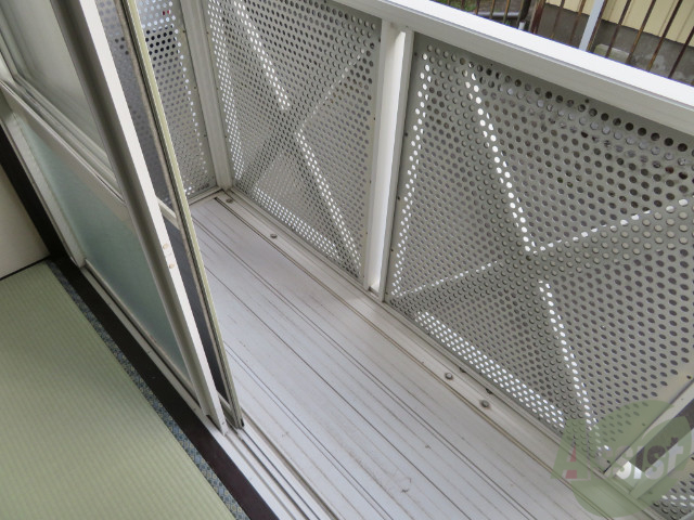 バルコニー　少し小さくても洗濯物はちゃんと外に干せますよ。