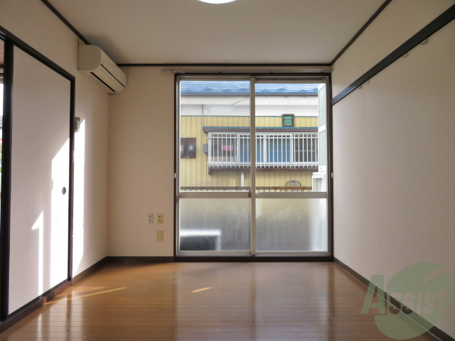 居室・リビング　陽の光が差し込む明るいお部屋は気持がいいですね～