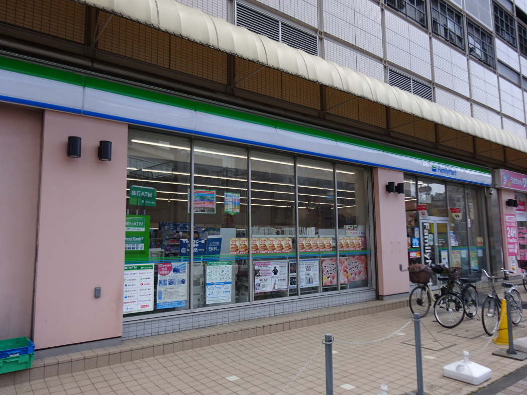 コンビニ　ファミリーマート（コンビニ）まで819m