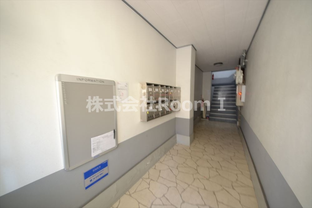 エントランス　落ち着いたエントランスです