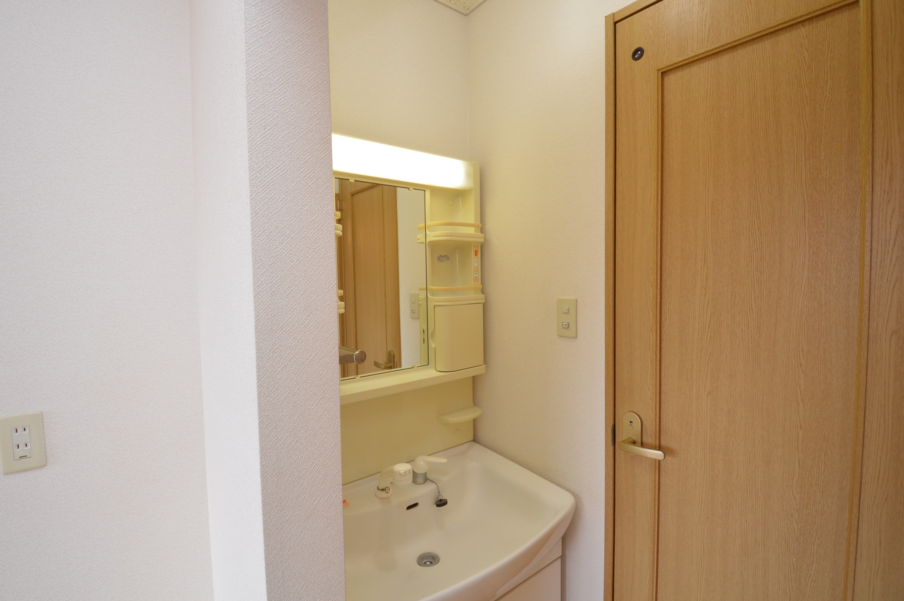 洗面設備　（参考）他室の写真を使用しています。現況優先となります。