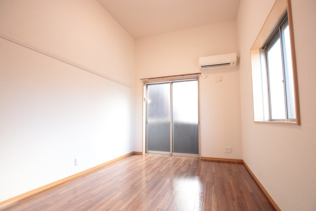 居室・リビング　２面採光で明るい洋室７．３帖です！