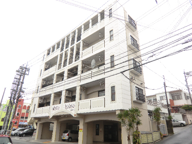 沖縄市久保田のマンションの建物外観