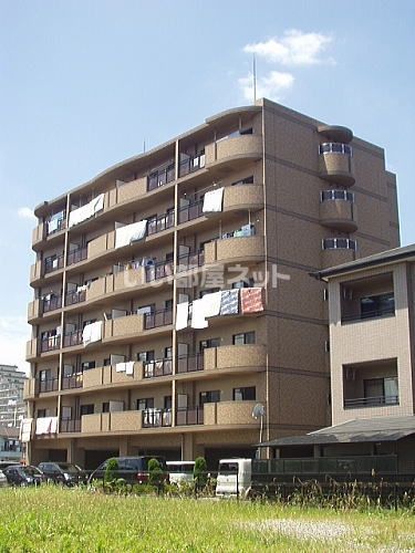 東大阪市西岩田のマンションの建物外観