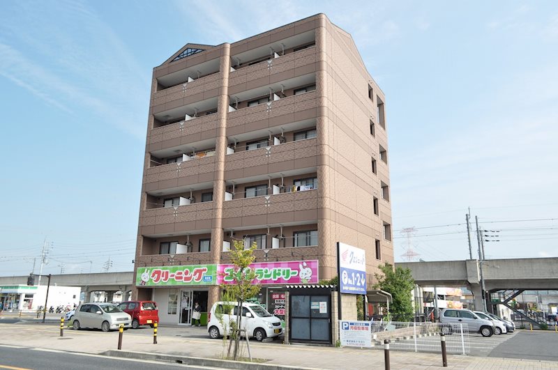 京田辺市三山木高飛のマンションの建物外観