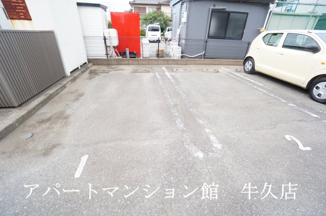 【アークグレイスIIIの駐車場】