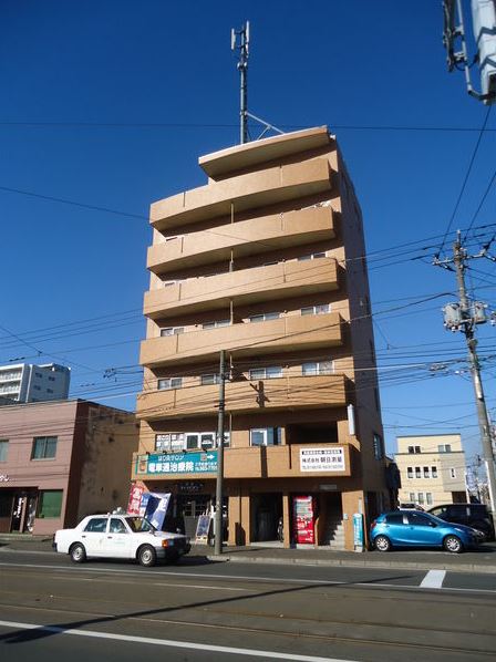 札幌市中央区南二十一条西のマンションの建物外観