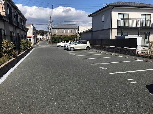 【レオパレスミラフェリーチェの駐車場】