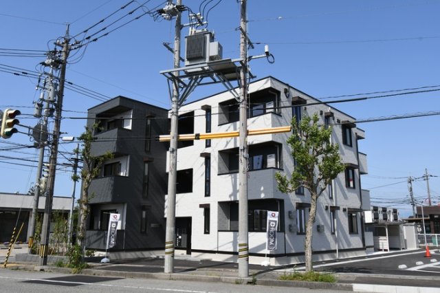 富山市黒崎のアパートの建物外観