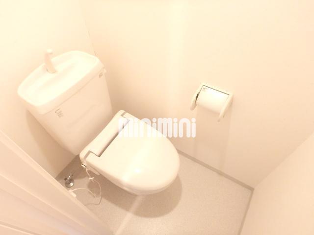 トイレ　冬もあったか暖房便座付き。