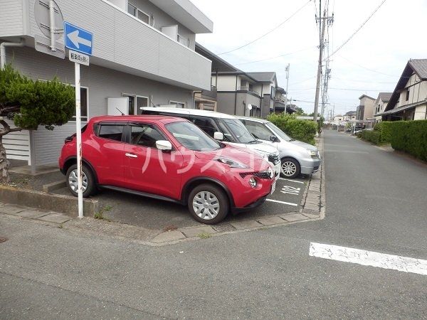 【浜松市中央区若林町のアパートの駐車場】