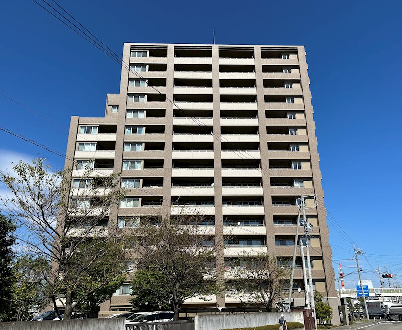 松本市宮田のマンションの建物外観