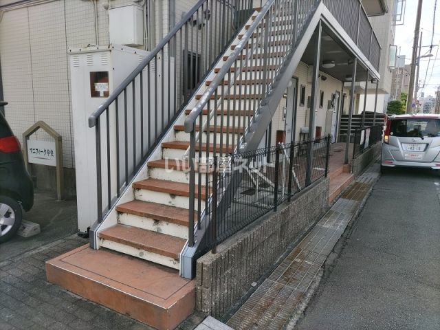 【桑名市中央町のアパートのエントランス】