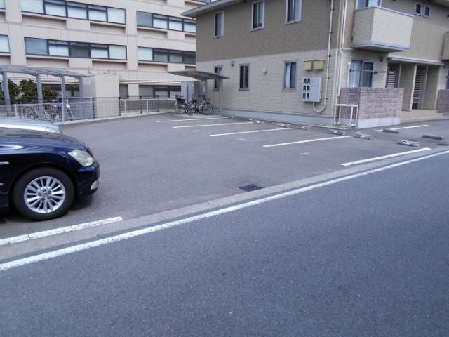 【松山市清住のアパートの駐車場】