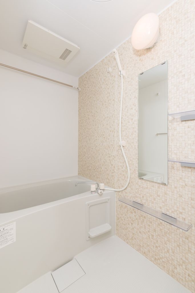 バス・シャワールーム　浴室乾燥機付きです！雨の日や湿気が多い季節でも洗濯物を効率…